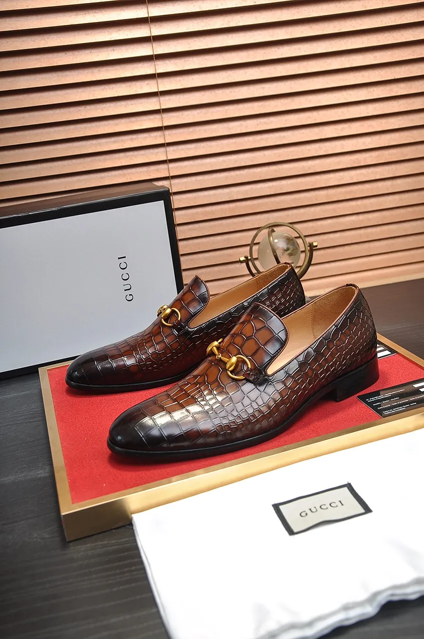 Men's shoes💰560💶Italy's top luxury men's shoe giant (GUCCI) (Gucci) (full cowhide lining) new arrival🍃Original European style🔰 Pleasant to the eye😍In order to make the shoes more durable and non-deformable🌀The production continues to follow traditional methods but there is still no lack of innovation💪Choose original sheepskin for the leather♻️ Smooth and natural And extra bright ⭐Made of imported cowhide, the first choice of rich people 38-45 (45 customized)